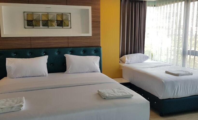 キングサイズベッドのデラックスルーム, Bluetel Re Sidence Bangkok Impact 1 Time Drop Off Service To Impact