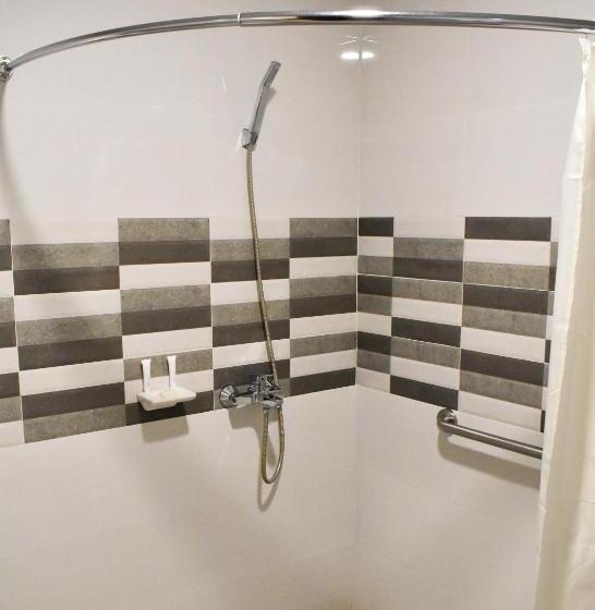 اتاق لوکس, Lourdes