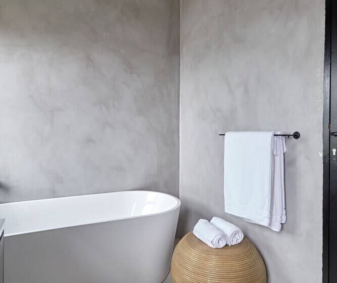 Студия Deluxe, Daze House