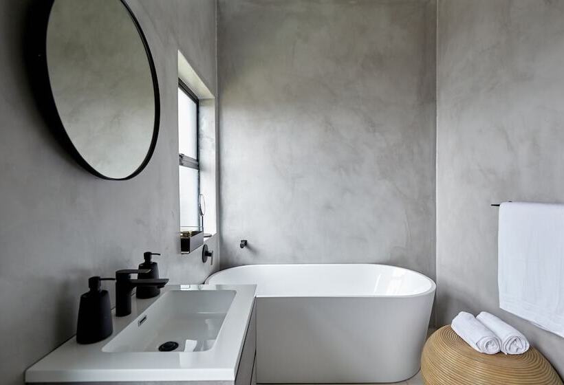 Студия Deluxe, Daze House