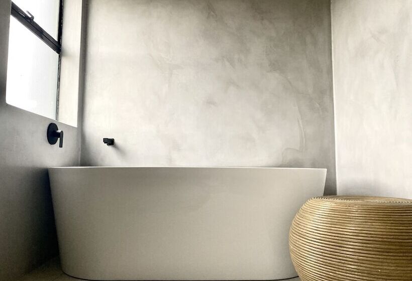 Студия Deluxe, Daze House