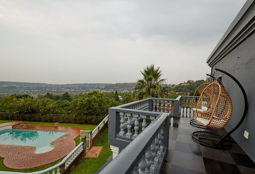 Студия Deluxe, Daze House