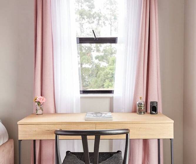 Студия Deluxe, Daze House