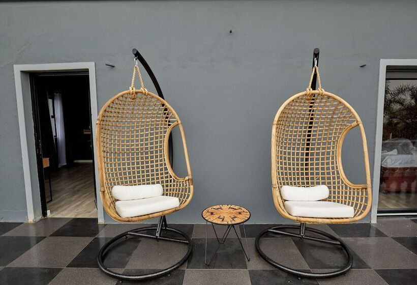 Студия Deluxe, Daze House