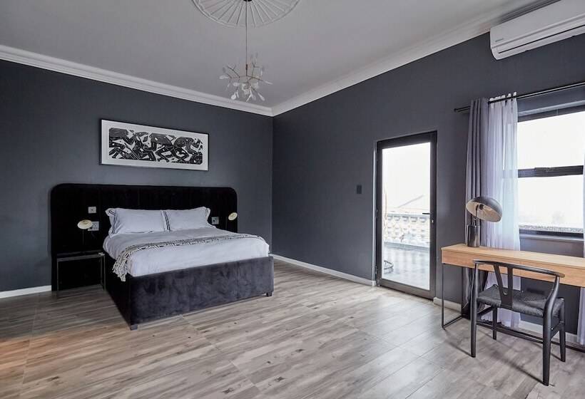 Студия Deluxe, Daze House