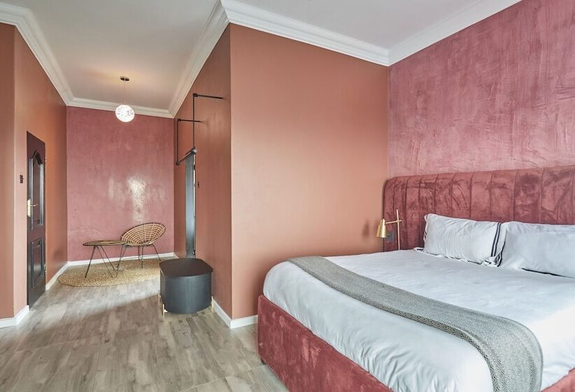 Студия Deluxe, Daze House