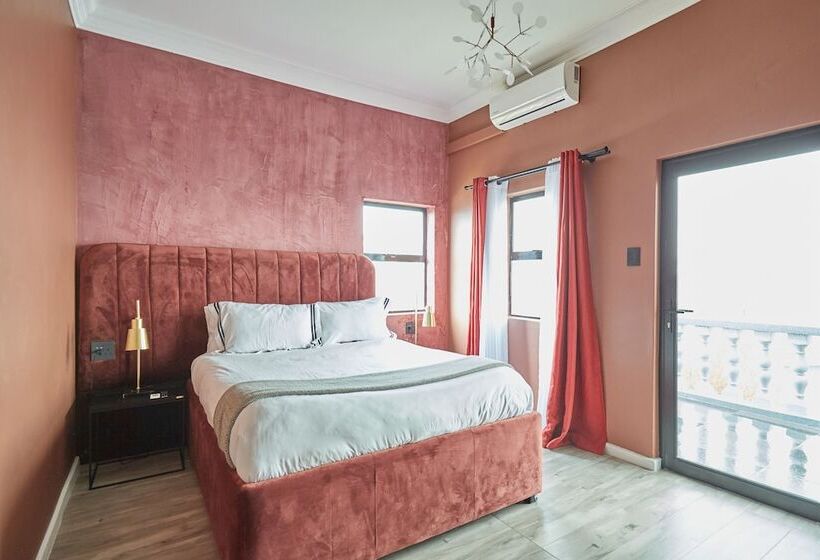 Студия Deluxe, Daze House