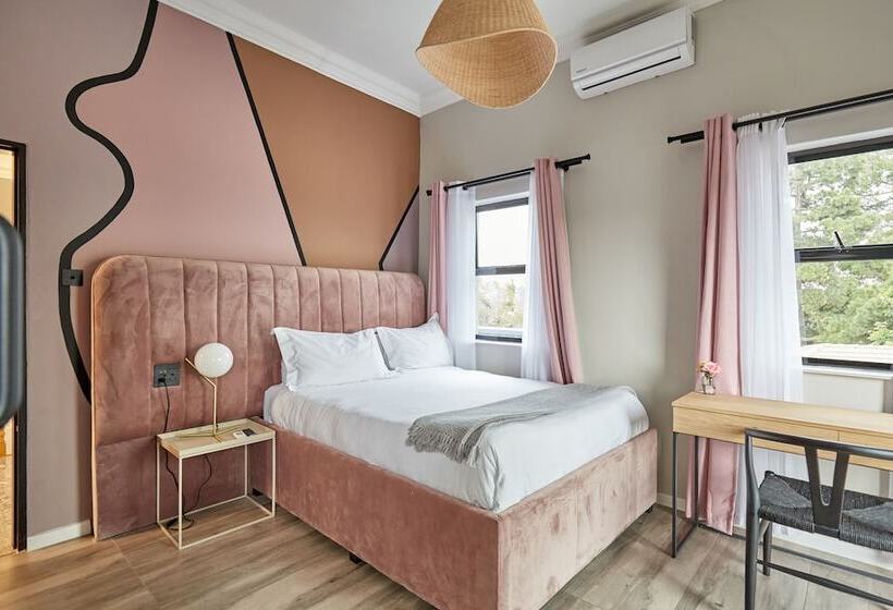 Студия Deluxe, Daze House