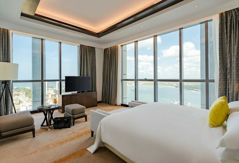 غرفة بيزنس, Johari Rotana