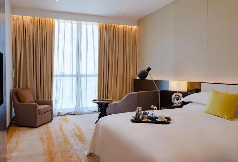 اتاق استاندارد با تخت بزرگ, Johari Rotana