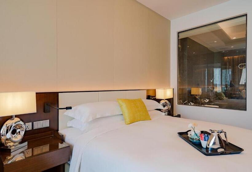 اتاق استاندارد با تخت بزرگ, Johari Rotana