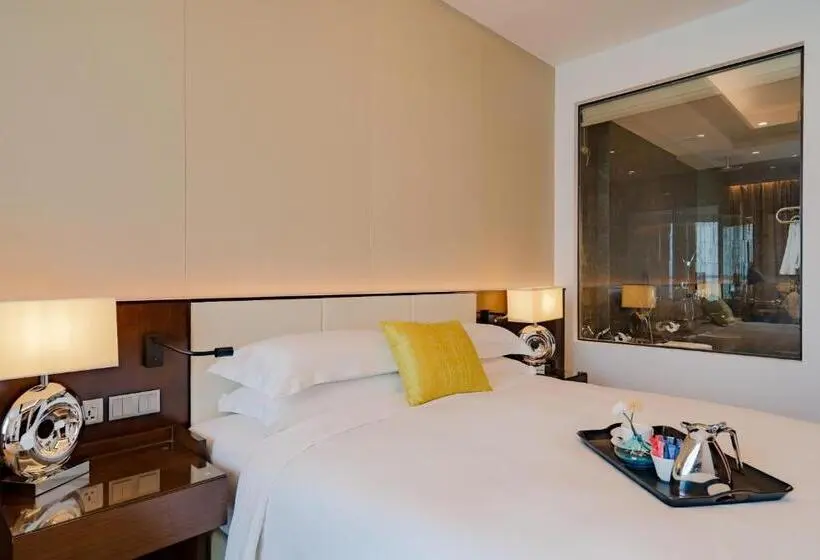 اتاق استاندارد با تخت بزرگ, Johari Rotana