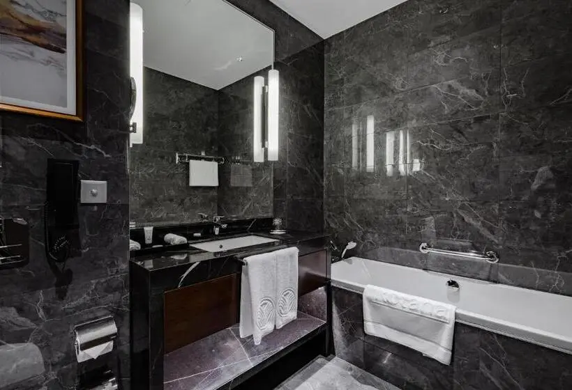 اتاق استاندارد با تخت بزرگ, Johari Rotana