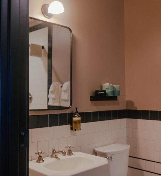 غرفة قياسية حمام مشترك, Kex