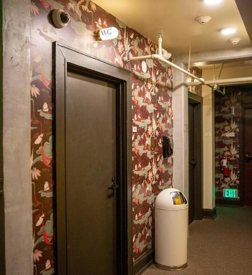 غرفة قياسية حمام مشترك, Kex