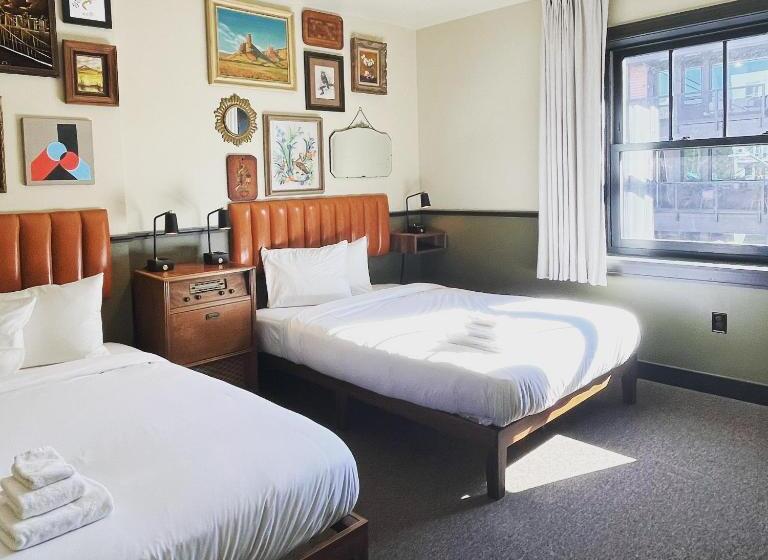 غرفة قياسية حمام مشترك, Kex