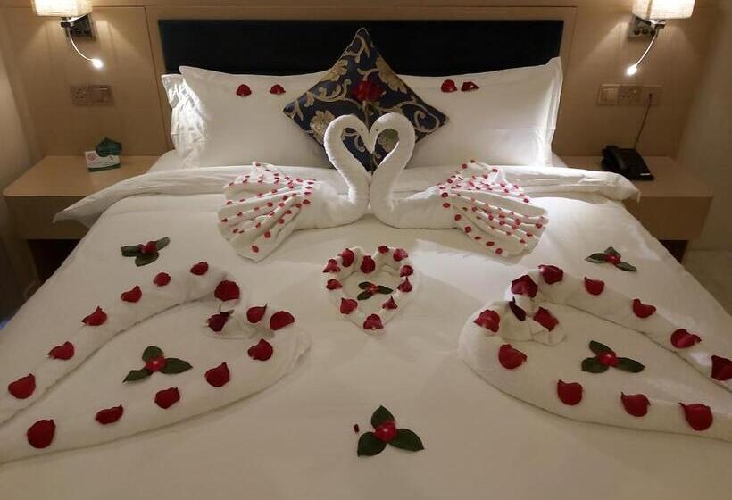 اتاق لوکس, Season Inn