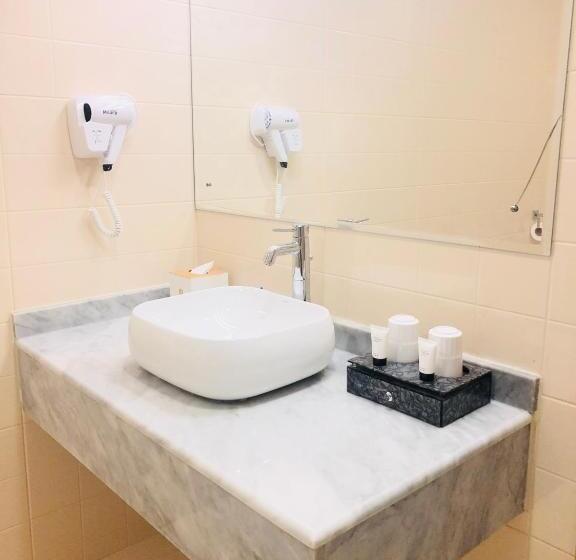 اتاق لوکس, Season Inn