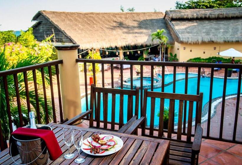 اتاق استاندارد چهارنفره با بالکن, White Sand Resort Mui Ne