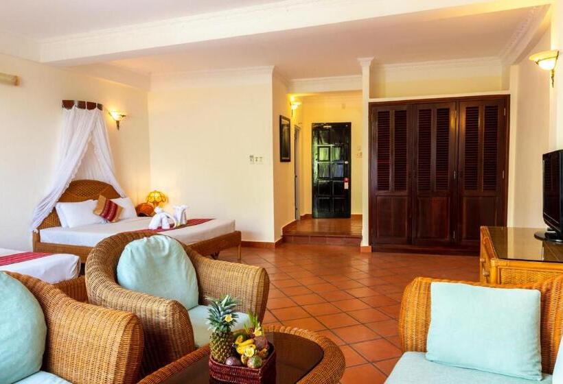 اتاق استاندارد سه تخته با چشم‌انداز استخر, White Sand Resort Mui Ne
