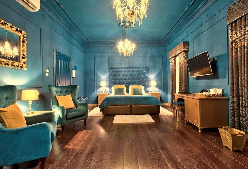 Deluxe Suite King Bed, Julina Boutique Living