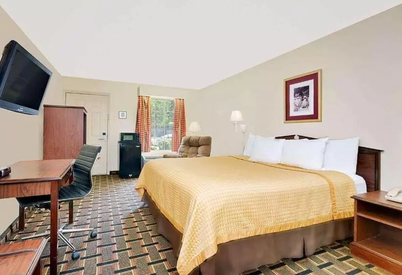 キングサイズベッドのデラックスルーム, Days Inn By Wyndham Spartanburg