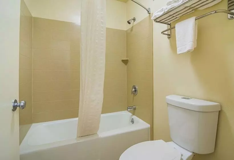 ２ダブルベッドのスタンダードルーム, Econo Lodge Research Triangle Park