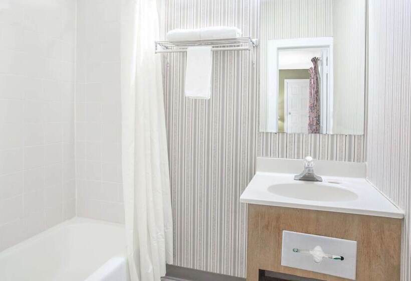 Номер Стандарт 2 Двуспальные Кровати, Knights Inn Emporia