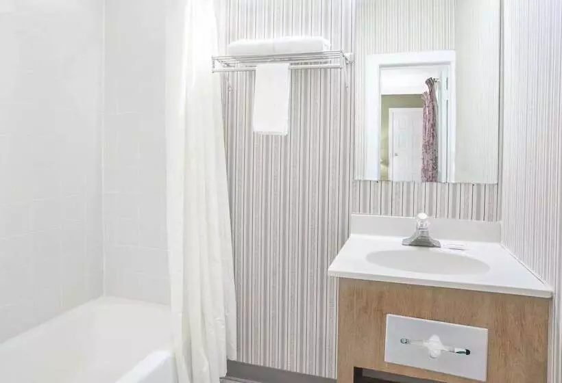 Standard-huone 2 Parivuodetta, Knights Inn Emporia