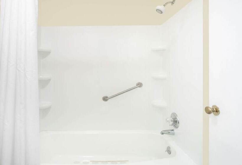 غرفه قياسيه سريرين مزدوجين, Knights Inn Emporia