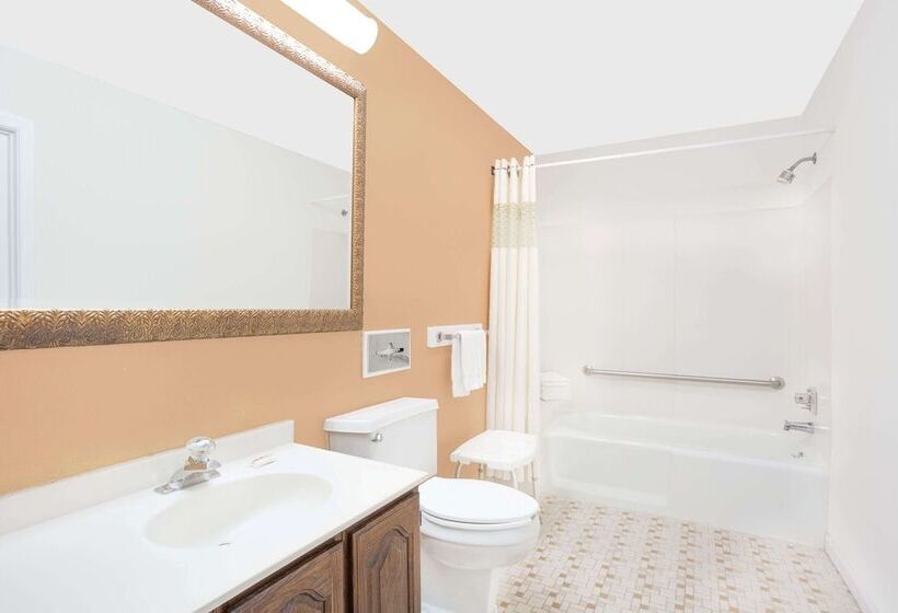 غرفه قياسيه سريرين مزدوجين, Knights Inn Emporia