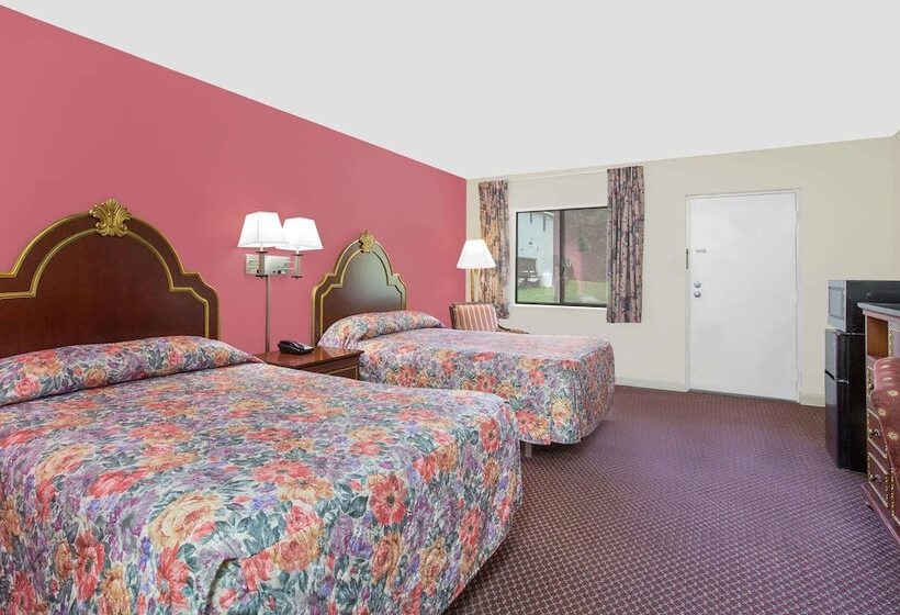 غرفه قياسيه سريرين مزدوجين, Knights Inn Emporia