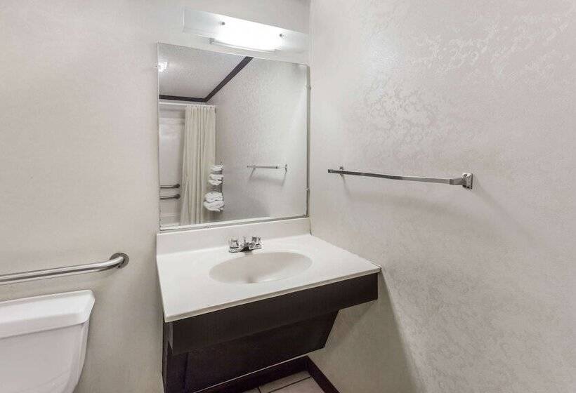 جناح مزود بجاكوزى, Knights Inn Racine