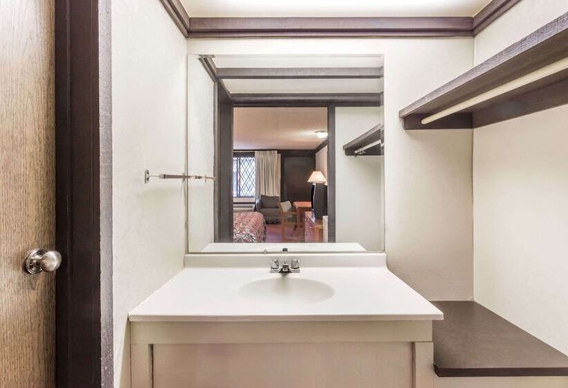 جناح مزود بجاكوزى, Knights Inn Racine