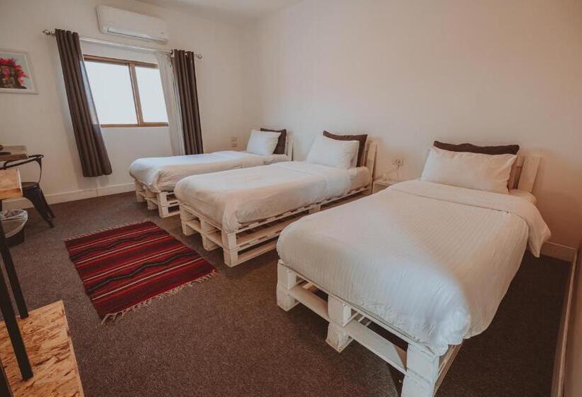 اتاق لوکس سه تخته, Nomads Hotel Petra