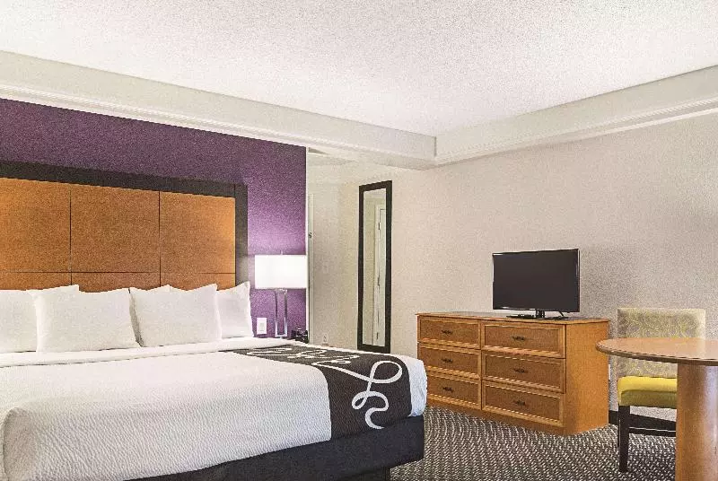 اتاق اجرایی با تخت بزرگ, La Quinta Inn & Suites By Wyndham Ontario Airport