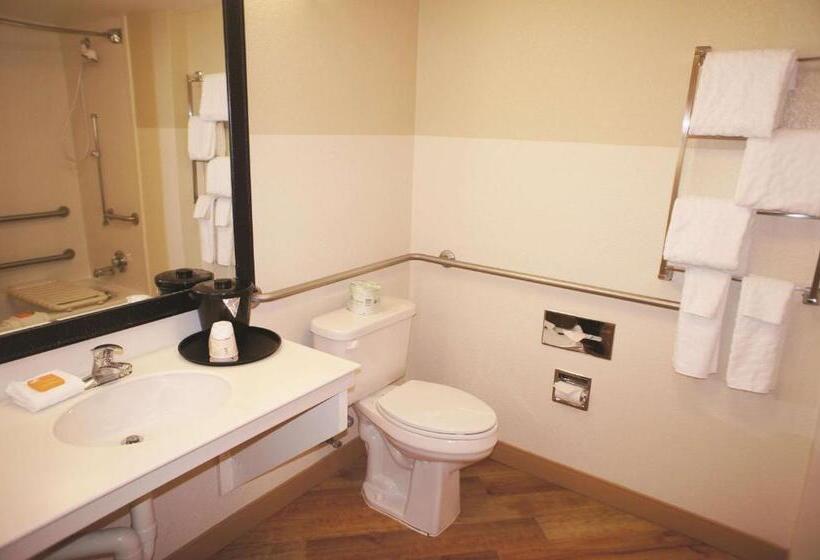 اتاق استاندارد با تخت بزرگ برای معلولان, La Quinta By Wyndham Raleigh Cary