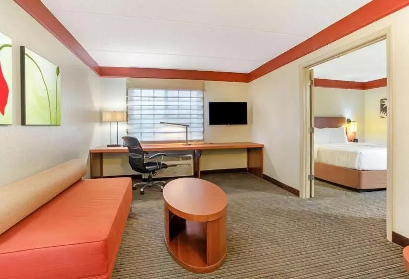 キングサイズベッドのスイートルーム, La Quinta By Wyndham Raleigh Cary
