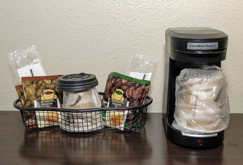 جناح مزود بجاكوزى, Red Roof Inn & Suites Jacksonville, Nc