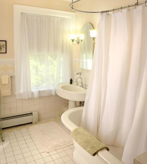 标准间, Lilac Inn