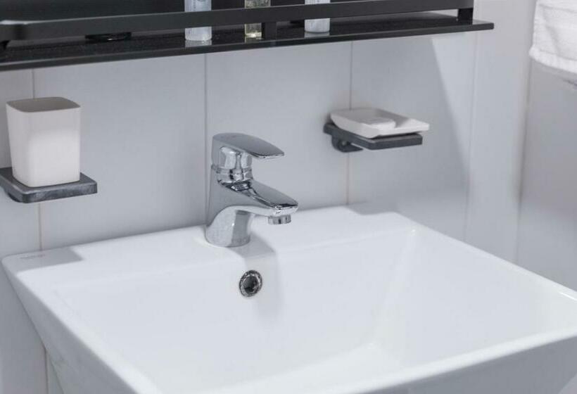 스탠다드 룸, La Famille