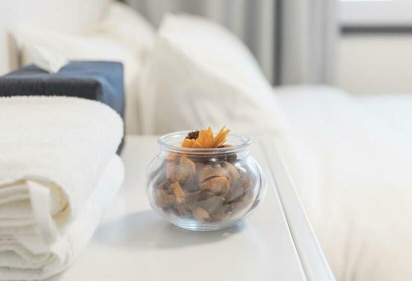 스탠다드 룸, La Famille