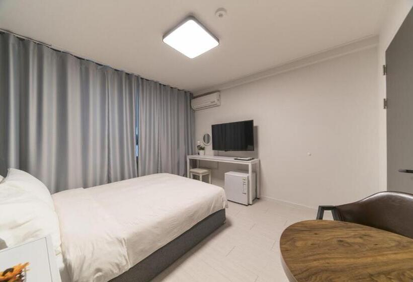 스탠다드 룸, La Famille