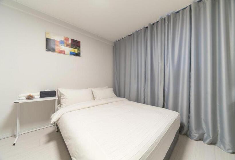 스탠다드 룸, La Famille