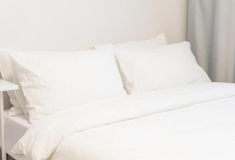 غرفة قياسية, La Famille