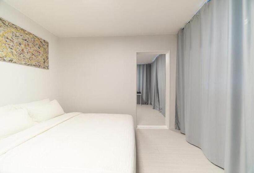 패밀리 룸, La Famille