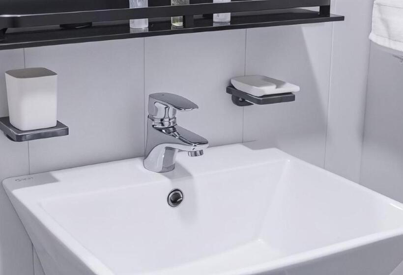 غرفة عائلية, La Famille