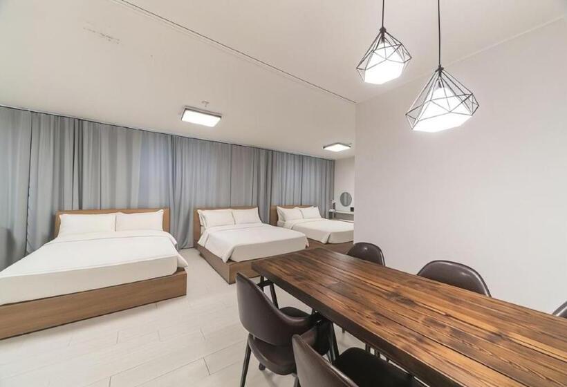 패밀리 룸, La Famille