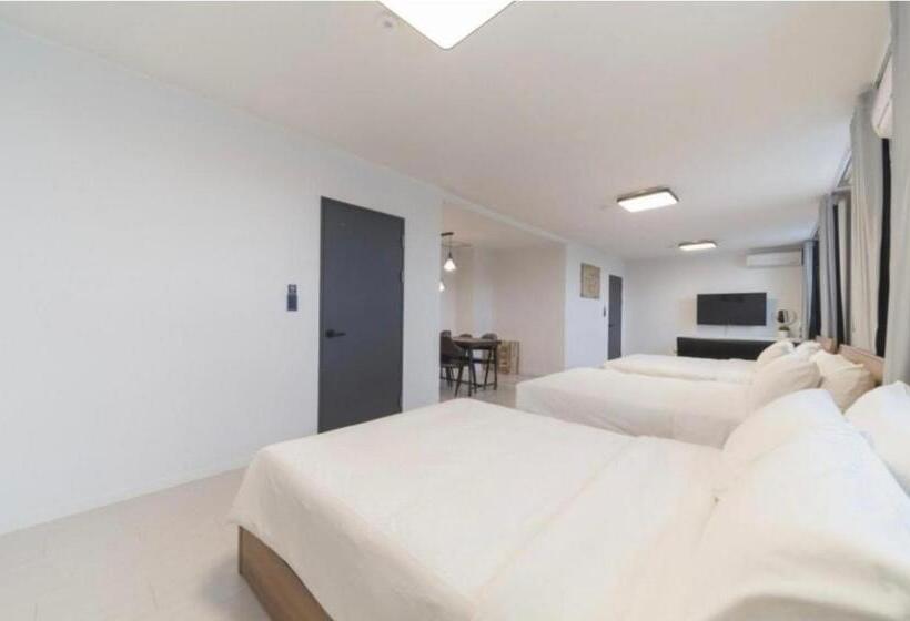 패밀리 룸, La Famille