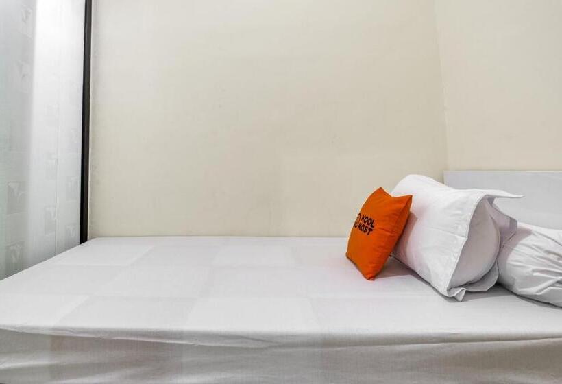 Номер Economy Индивидуальный, Koolkost Syariah Near Kaza Mall Surabaya